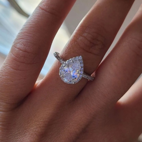 Tear drop ring white gold plated with cz diamonds - Picture 4 of 4